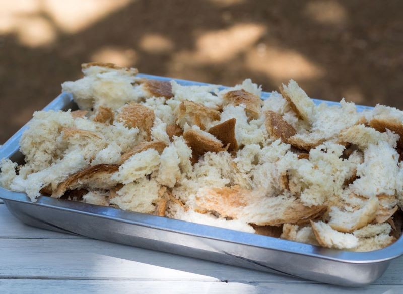 Do przygotowania nawozu potrzebujemy chleba bez zbędnych dodatków.