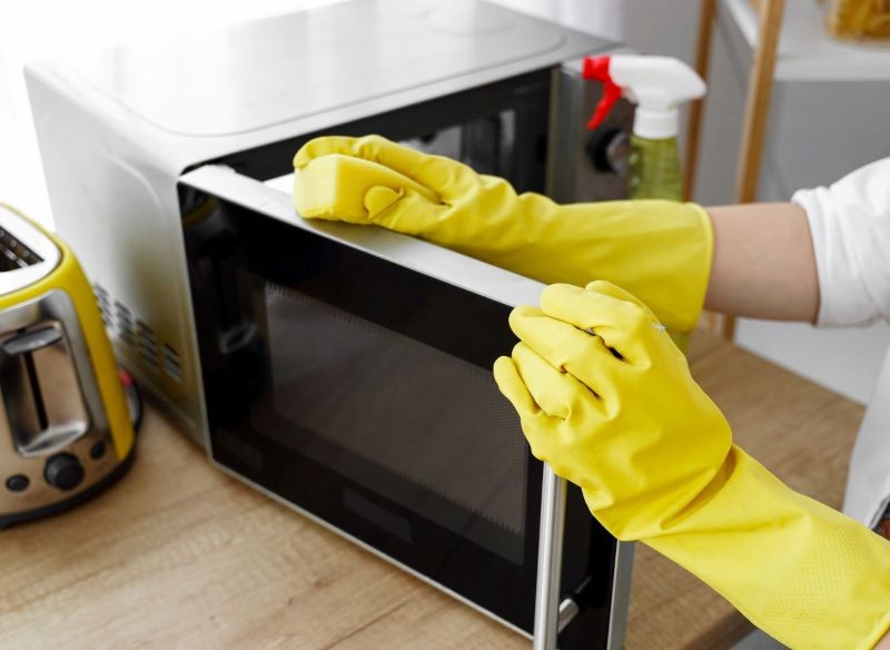 Kuchenkę mikrofalową powinniśmy przecierać po każdym jej użyciu.