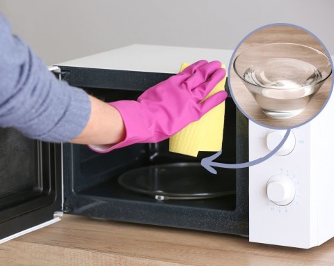 Jak umyć mikrofalówkę bez detergentów? Te sposoby szybko rozprawią się z zaciekami i tłuszczem