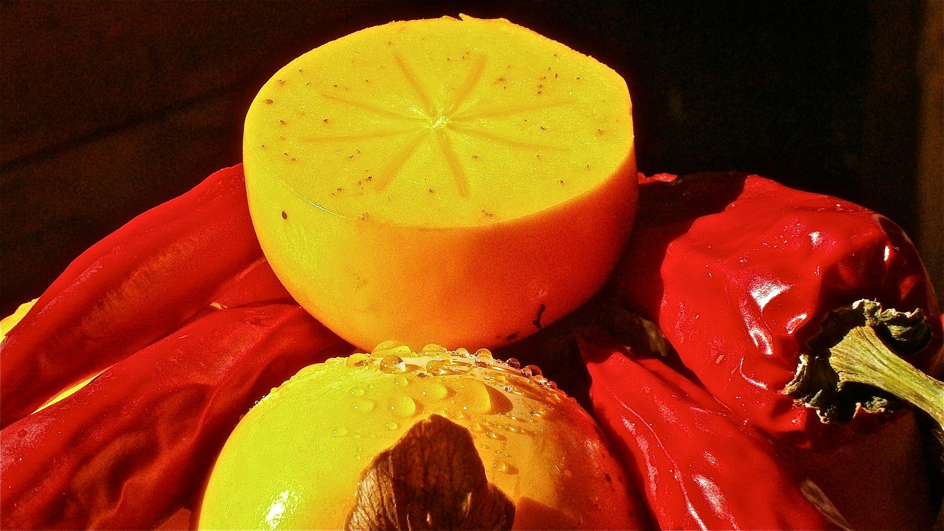 owoc kaki przekroczony na pół 