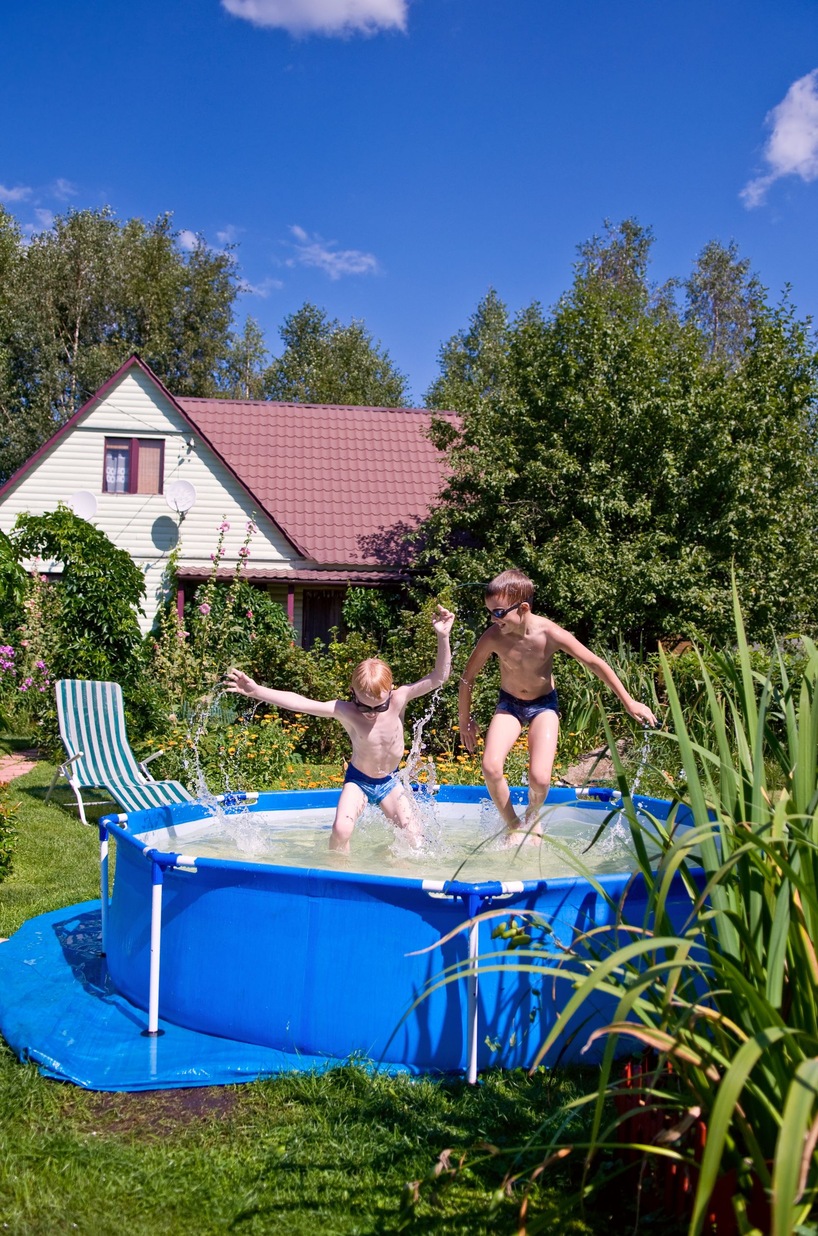 Дети в бассейне на даче