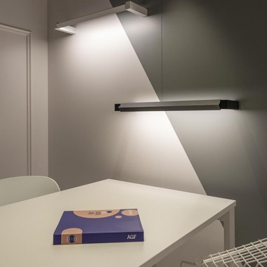 Pandemia przyczyniła się do wzrostu popularności pracy zdalnej, a ta z kolei wpłynęła na konieczność zaaranżowania komfortowej przestrzeni biurowej w naszych domach. W miejscu pracy kluczową rolę odgrywa nie tylko obszerne biurko czy wygodne krzesło. Równie ważne jest  odpowiednio dobrane oświetlenie. O czym pamiętać przy wyborze opraw oświetleniowych, które wpłyną na naszą efektywność, doskonale wiedzą eksperci polskiej marki AQForm.