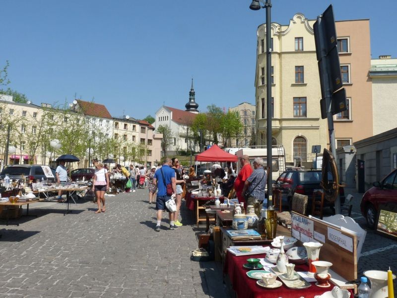 Podróże, Jarmark Wojciechowy - w budynku po prawej mieszkają siostry Notre Dame- wydaja obiady dla biednych