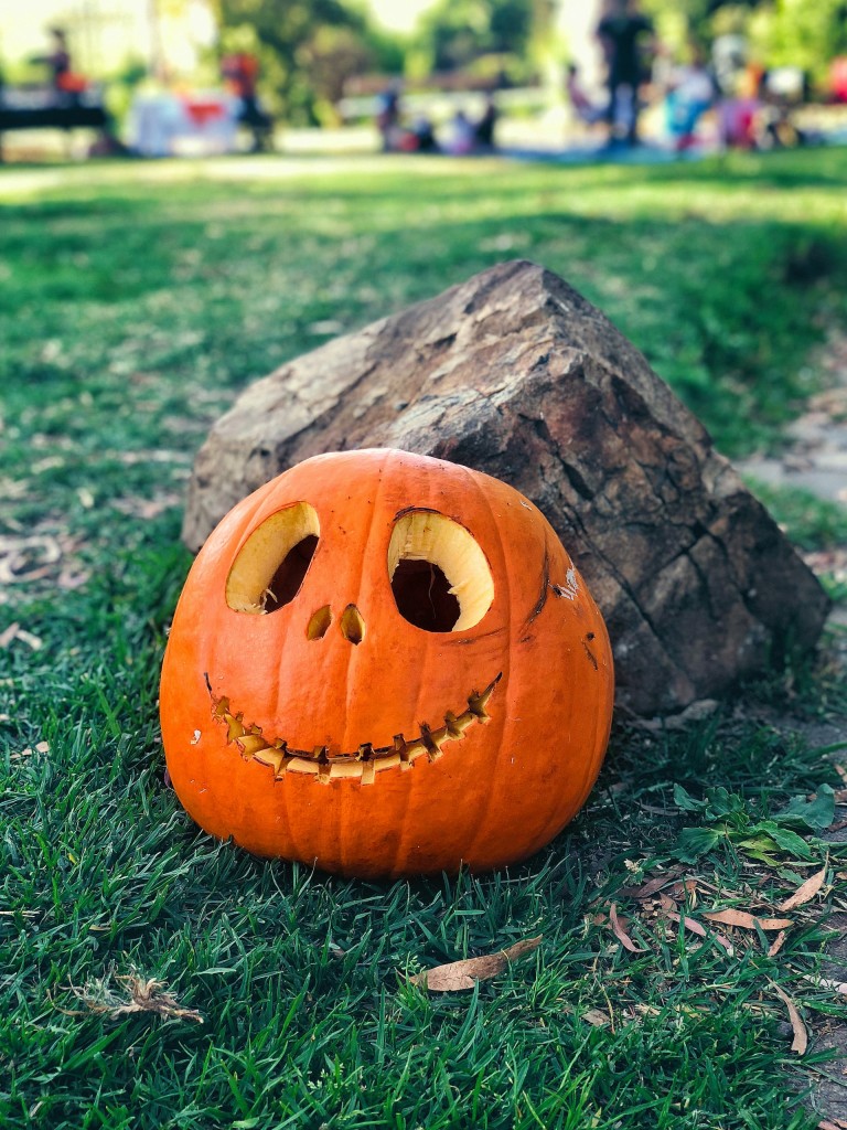 Dekoracje, Lampion z dyni na Halloween - Zobaczcie, jak można fajnie powycinać dynię i zrobić z niej lampion na Halloween :) Możliwości jest mnóstwo, wszystkie wyglądają świetnie :)