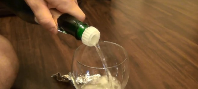 Do czego tak naprawdę służy korek w butelce szampana? Zdziwisz się