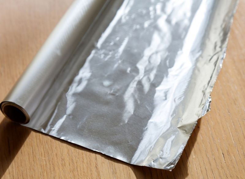 W odstraszeniu myszy z piwnicy pomoże folia aluminiowa.