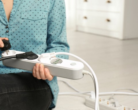 Urządzenia, których nie wolno podpinać do listwy zasilającej. Elektryk wymienia