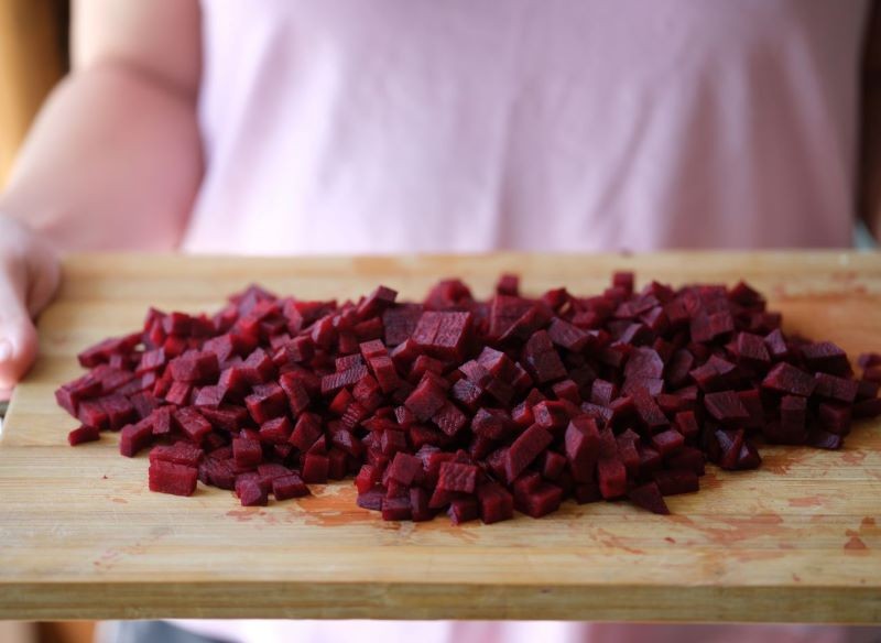 Deskę po krojeniu buraków trudno domyć.