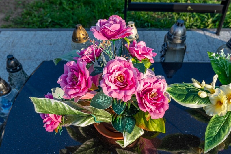 jak zabezpieczyć sztuczne kwiaty na cmentarzu