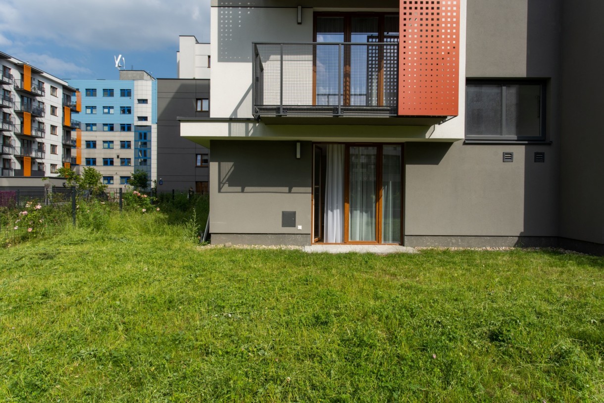 Domy i mieszkania, Apartament z własnym ogrodem! - Jak się okazuje, bez konieczności inwestowania w budowę domu, możemy zyskać mieszkanie z pięknym ogrodem, w którym będziemy mogli swobodnie i dowolnie zaaranżować wymarzoną przestrzeń.