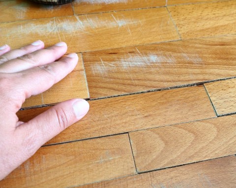 Nie musisz cyklinować parkietu. Fachowcy mają niezłe triki na rysy i zagłębienia