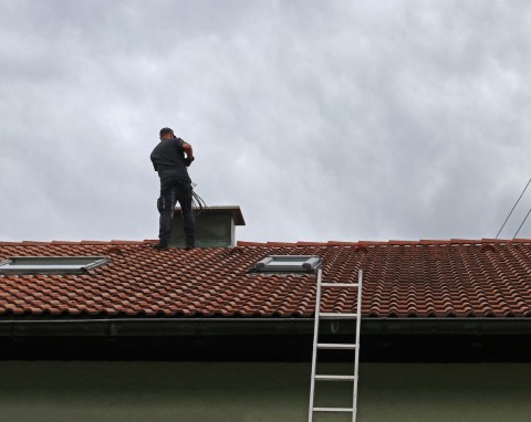 Jak wyczyścić komin bez wchodzenia na dach? Prosty patent, który bezpiecznie usuwa sadzę
