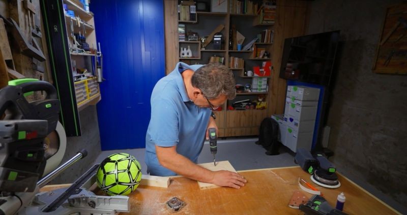 Darek Stolarz udowadnia, że prezent dla dziecka można zrobić niewielkim kosztem.