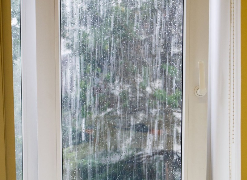 skąd się biorą rysy na szybie