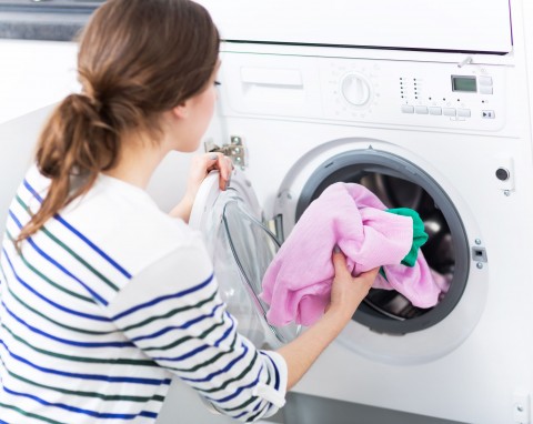 Jak bezpiecznie prać ubrania? Wystarczy przestrzegać kilku znanych zasad