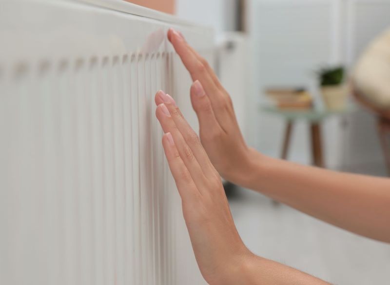Kaloryfer nie grzeje? Przyczyną może być niesprawny termostat. Fot. CanvaPro