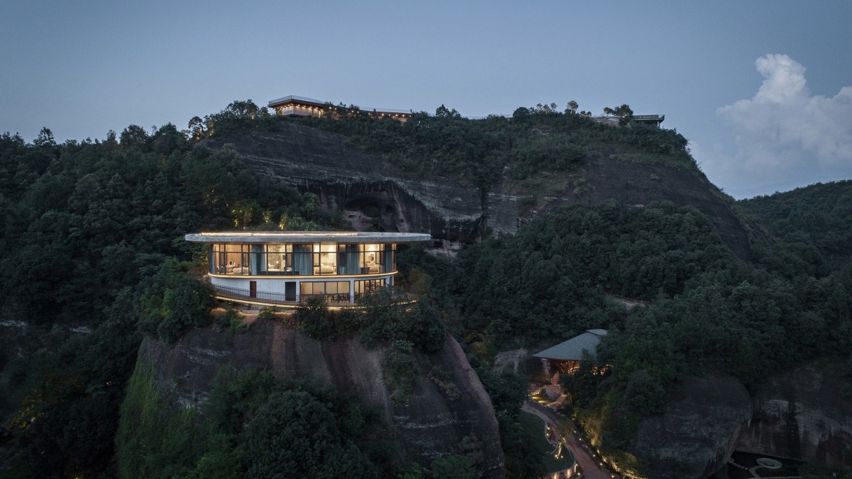 Domy i mieszkania, Luksusowy dom na klifie - Luksusowy Hotel Eagle Rock Cliffs znajduje się w Chinach w prowincji Hunan. Budynek został zaprojektowany przez firmę architektoniczną Duoxiangjie z Pekinu.  To częścią projektu o nazwie Pingjiang Homey Wild Luxury, który składa się z trzech charakterystycznych budowli.

Źródło: Jin Weiqi / Duoxiangjie Architec/Ferrari Press/East News