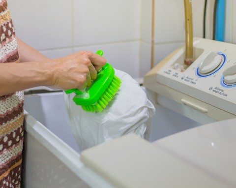 Nietypowy sposób na plamy na ubraniach. Szybko je usuniesz i nie zniszczysz materiału