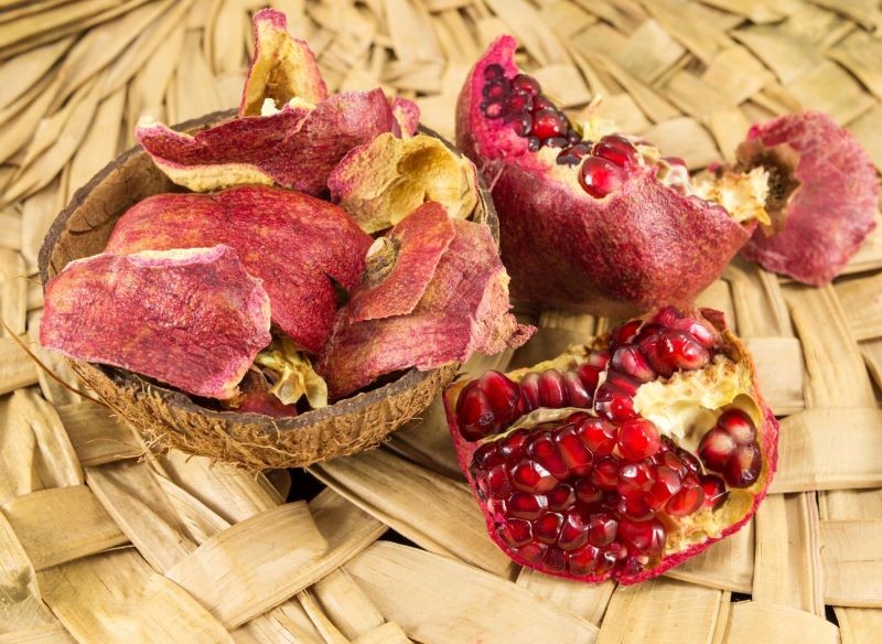 Skórka granatu obfituje w potas i inne składniki niezbędne dla roślin.