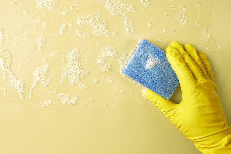 jak usunąć tłuste plamy na ścianach w kuchni