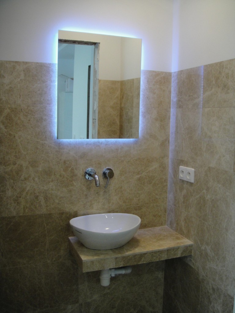 Łazienka, Toaleta z marmuru - podświetlane lustro 
