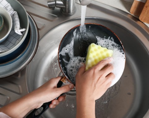 Przypalona patelnia po kilku minutach będzie czyściutka. Zmieszaj 4 składniki i zostaw na spodzie