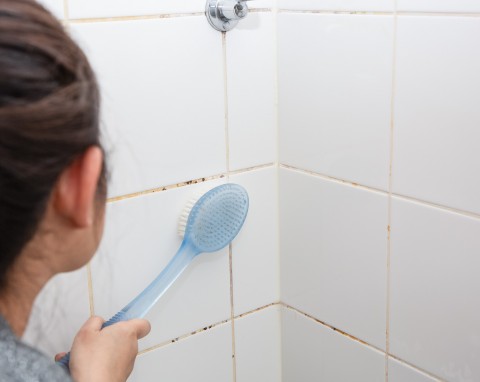Fugi w łazience będą jak nowe. Zrób prosty środek, a pozbędziesz się też grzyba i pleśni