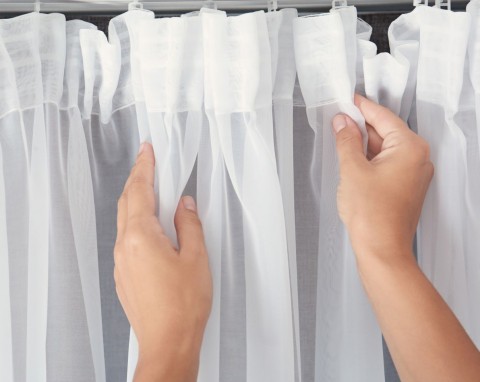 Mało znana metoda na pranie białych firanek. Przywraca im naturalną biel i świeżość