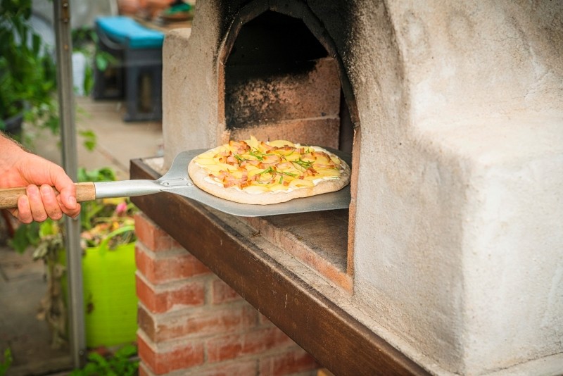 piec do pizzy w ogrodzie