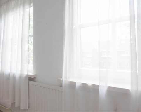 Pranie firanek przed świętami. Wypróbuj domowy patent, będą świeże i czyste do wiosny