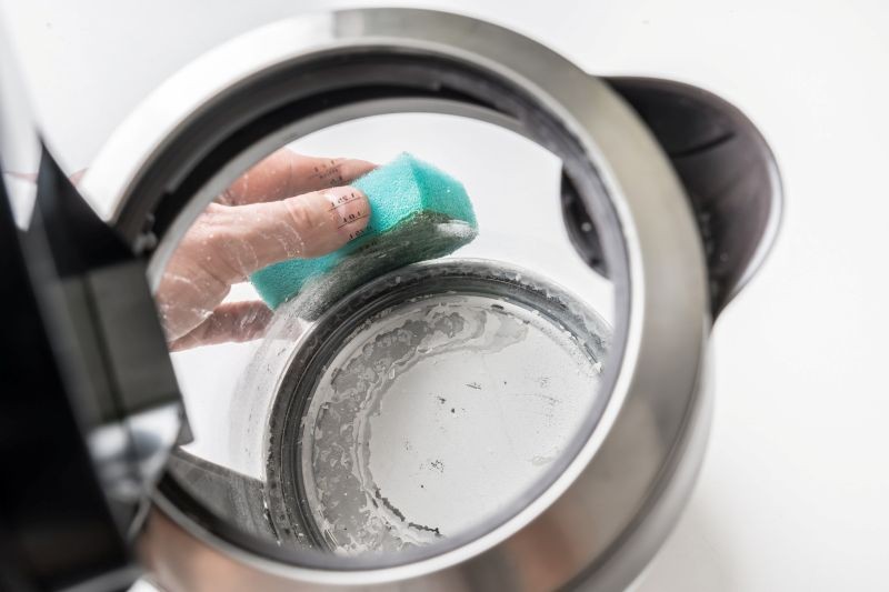 Dzięki domowym sposobom usuniemy kamień z czajnika bez szkodliwej chemii.