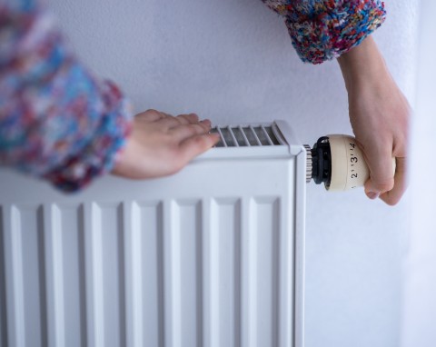 Prawidłowe ustawienie termostatu na grzejniku. Większość osób robi ten sam błąd i traci pieniądze