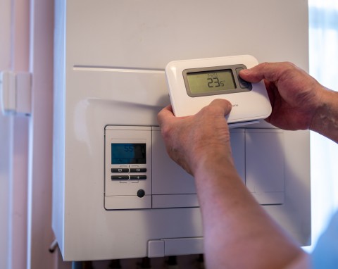 Ten rodzaj pieca zmieni zasady ogrzewania domu. Kocioł hybrydowy – jak działa, wady i zalety