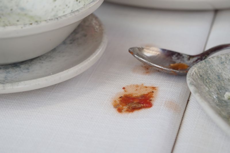 Tłuste plamy na obrusie warto od razu posypać mąką ziemniaczaną.