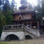 Pozostałe, Zakopane w foto - pigułce. Część trzecia: Jaszczurówka. - Kaplica osadzona na granitowej podmurówce, od południa i zachodu ma arkadowe podcienia. Na górę, na której stoi, wiodą dość strome, wysokie, kamienne schody.