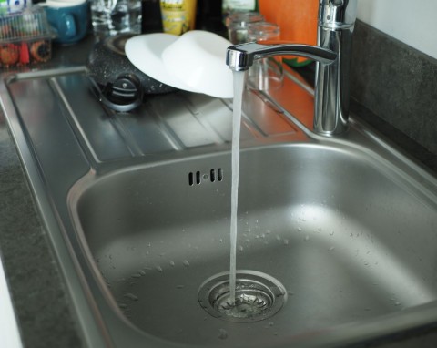 Ani ocet, ani soda nie zadziałają tak dobrze. Wsyp pół szklanki do odpływu, sam się oczyści