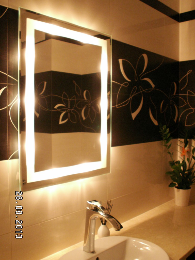 Łazienka, Moja łazienka - Długo szukałam lustra ale jak znalazłam to jestem z niego bardzo zadowolona. Lubię  jego ciepłe światło.