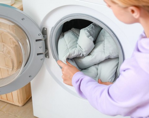 Czysta, pachnąca i bez zbitego pierza. Jak prać kurtkę puchową, żeby jej nie zniszczyć?