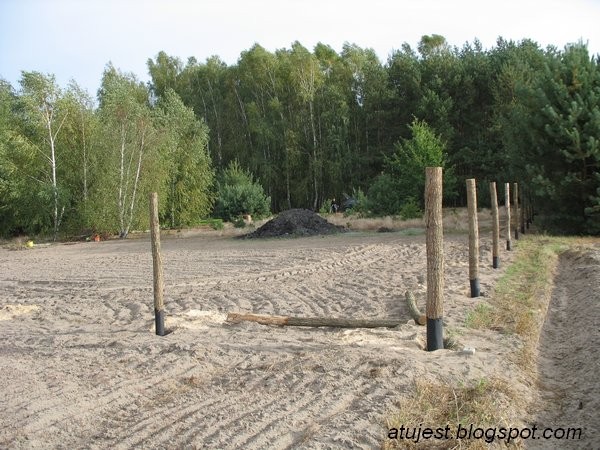 Leśne klimaty, Jak zmieniał się nasz ogród - Słupki dębowe przygotowane do zamontowania siatki leśnej.