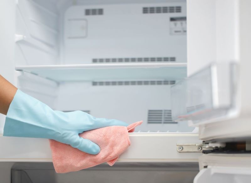 Lodówkę i zamrażarkę myjemy delikatnymi detergentami.