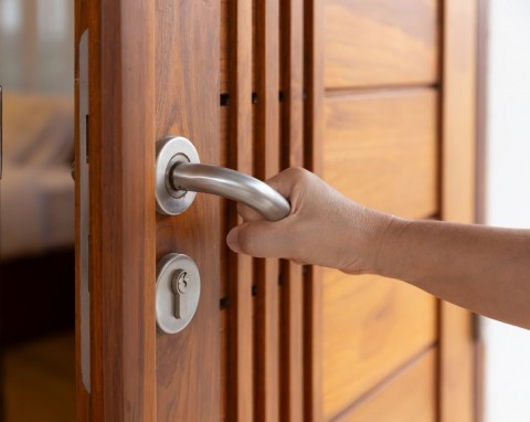 Oszczędzaj na ogrzewaniu. Prosty trik z drzwiami obniża koszty nawet o 15 procent