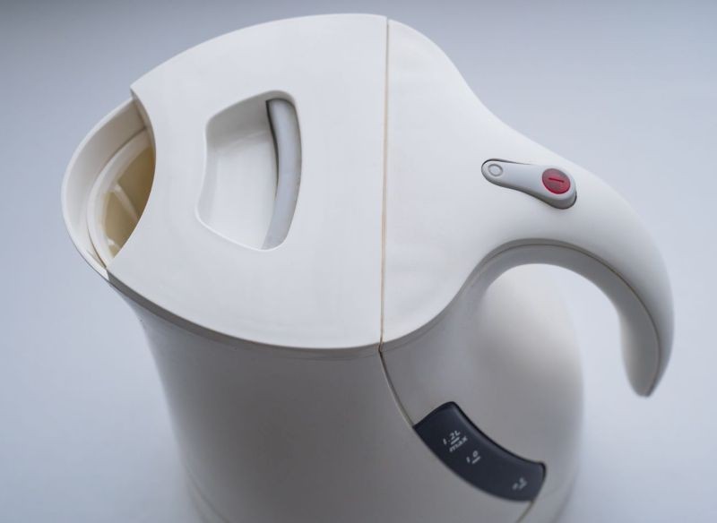 Napój typu cola to niejedyny sposób na kamień w czajniku.