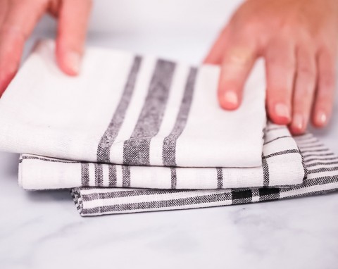 Ścierki kuchenne czyste jak łza. Bez plam i tłuszczu. Ta stara metoda prania nie zawodzi