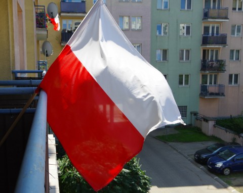 Jak prawidłowo wywiesić flagę Polski? Jakiej flagi nie wolno wywieszać, co zrobić, gdy się zniszczy?