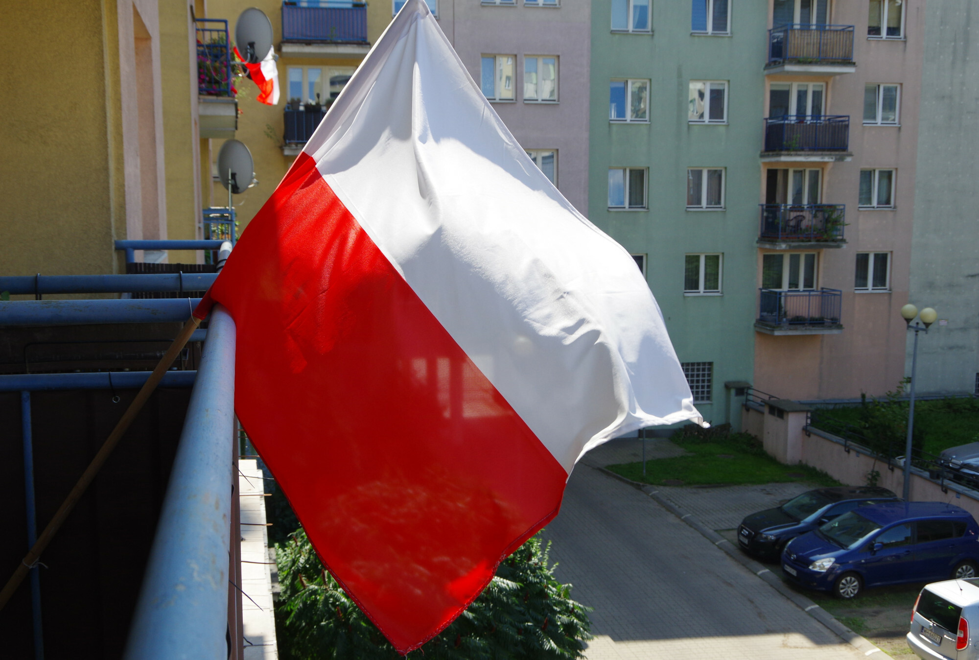 Jak Ustawić Flagi W Stojaku Jak prawidłowo wywiesić flagę Polski? Jakiej flagi nie wolno wywieszać