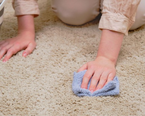 Jest w każdym domu, ale używamy go tylko do jednej rzeczy. Tymczasem usuwa tłuste plamy z dywanu i płytek