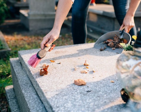 Jak szybko wyczyścić nagrobek i nie zniszczyć nawierzchni? Kamieniarze mają kilka ważnych rad