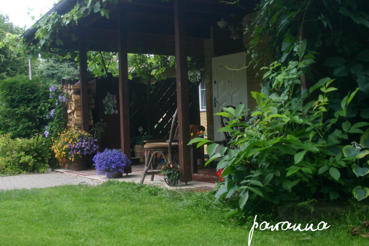 Ogród, Moje wnętrza ......w ogrodzie - wejście do domu...taki inny ganek:) nazywamy go letnim salonem ponieważ od początków wiosny do późnej jesieni nasze życie tutaj się toczy, a szczególnie gdy pada deszcz jest cudny widok na ogród i jestem cały czas na dworze, ech...tak chciałam!