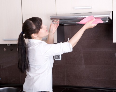 Tłusty osad na okapie można usunąć w prosty sposób. Nareszcie przestanie się kleić