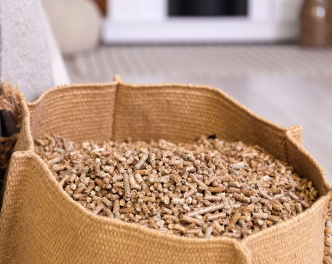 Ceny pelletu w listopadzie zaskakują. Duże różnice w województwach, gdzie można kupić najtaniej?